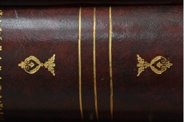 中古　美品　MAITLAND-SMITH(メートランドスミス)　洋書を積み重ねたような意匠が目を引くチェスト　定価約37万円　(R-084755)