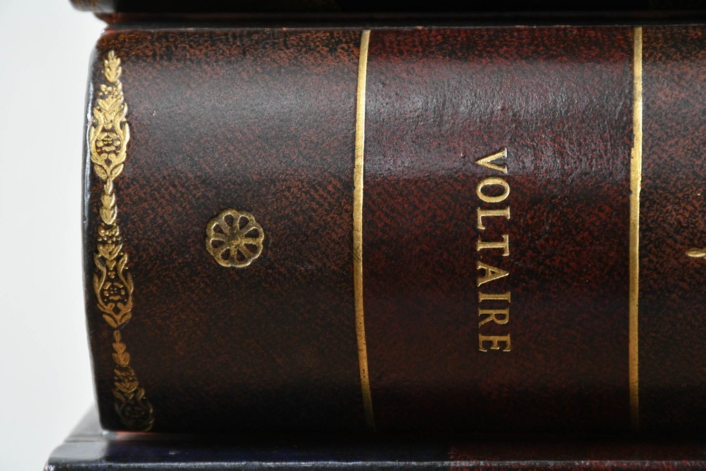 中古　美品　MAITLAND-SMITH(メートランドスミス)　洋書を積み重ねたような意匠が目を引くチェスト　定価約37万円　(R-084755)