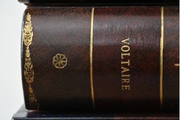 中古　美品　MAITLAND-SMITH(メートランドスミス)　洋書を積み重ねたような意匠が目を引くチェスト　定価約37万円　(R-084755)