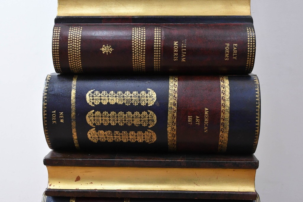 中古　美品　MAITLAND-SMITH(メートランドスミス)　洋書を積み重ねたような意匠が目を引くチェスト　定価約37万円　(R-084755)