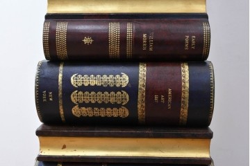 中古　美品　MAITLAND-SMITH(メートランドスミス)　洋書を積み重ねたような意匠が目を引くチェスト　定価約37万円　(R-084755)