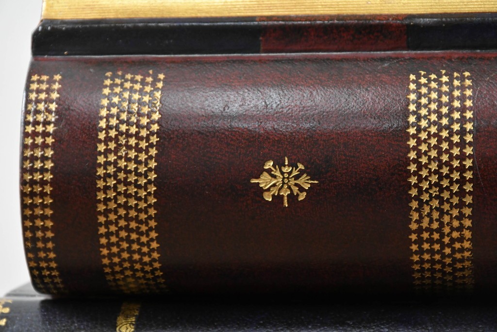 中古　美品　MAITLAND-SMITH(メートランドスミス)　洋書を積み重ねたような意匠が目を引くチェスト　定価約37万円　(R-084755)