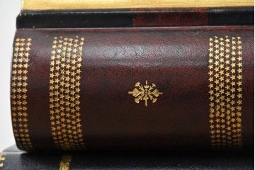 中古　美品　MAITLAND-SMITH(メートランドスミス)　洋書を積み重ねたような意匠が目を引くチェスト　定価約37万円　(R-084755)