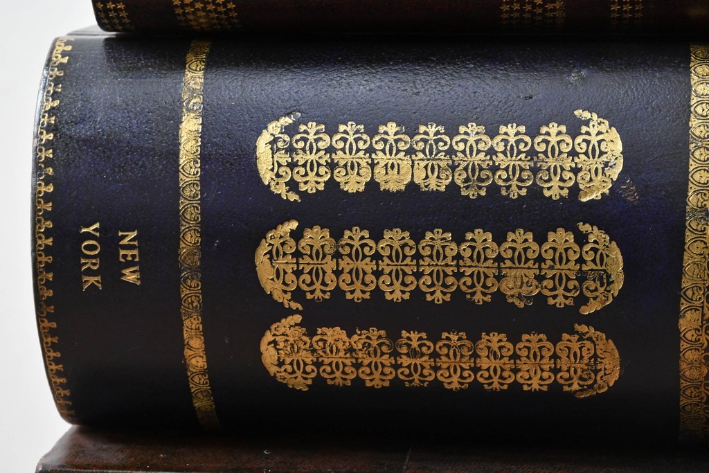 中古　美品　MAITLAND-SMITH(メートランドスミス)　洋書を積み重ねたような意匠が目を引くチェスト　定価約37万円　(R-084755)