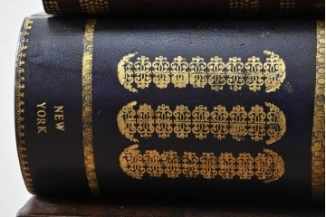 中古　美品　MAITLAND-SMITH(メートランドスミス)　洋書を積み重ねたような意匠が目を引くチェスト　定価約37万円　(R-084755)