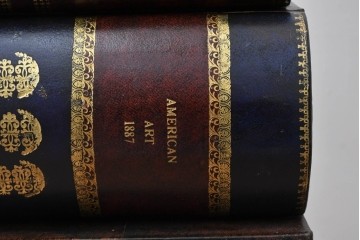 中古　美品　MAITLAND-SMITH(メートランドスミス)　洋書を積み重ねたような意匠が目を引くチェスト　定価約37万円　(R-084755)