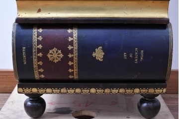 中古　美品　MAITLAND-SMITH(メートランドスミス)　洋書を積み重ねたような意匠が目を引くチェスト　定価約37万円　(R-084755)