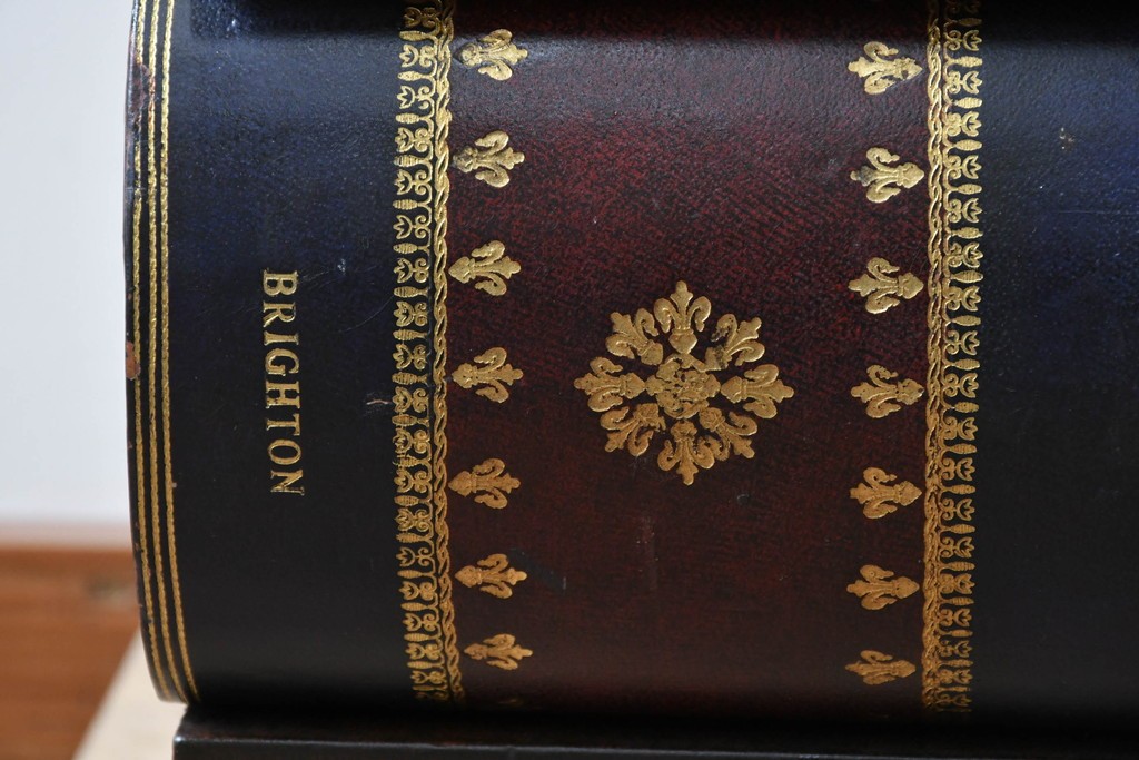 中古　美品　MAITLAND-SMITH(メートランドスミス)　洋書を積み重ねたような意匠が目を引くチェスト　定価約37万円　(R-084755)