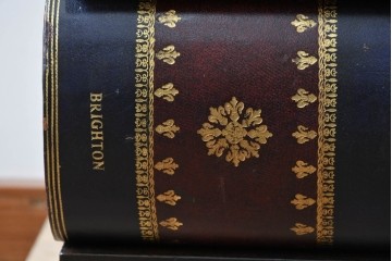 中古　美品　MAITLAND-SMITH(メートランドスミス)　洋書を積み重ねたような意匠が目を引くチェスト　定価約37万円　(R-084755)