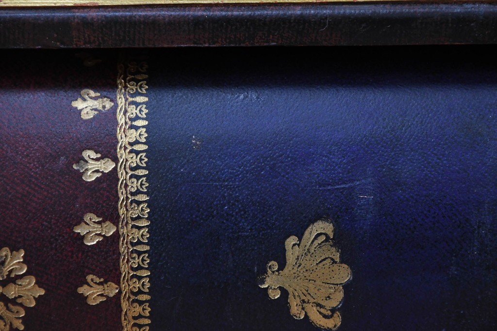 中古　美品　MAITLAND-SMITH(メートランドスミス)　洋書を積み重ねたような意匠が目を引くチェスト　定価約37万円　(R-084755)