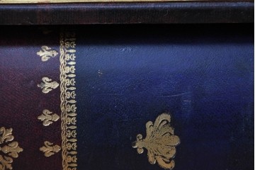 中古　美品　MAITLAND-SMITH(メートランドスミス)　洋書を積み重ねたような意匠が目を引くチェスト　定価約37万円　(R-084755)