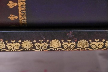 中古　美品　MAITLAND-SMITH(メートランドスミス)　洋書を積み重ねたような意匠が目を引くチェスト　定価約37万円　(R-084755)