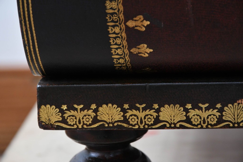 中古　美品　MAITLAND-SMITH(メートランドスミス)　洋書を積み重ねたような意匠が目を引くチェスト　定価約37万円　(R-084755)