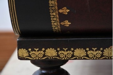 中古　美品　MAITLAND-SMITH(メートランドスミス)　洋書を積み重ねたような意匠が目を引くチェスト　定価約37万円　(R-084755)