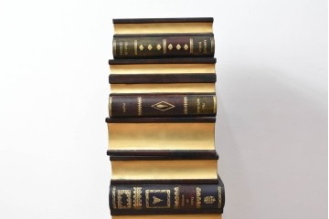 中古　美品　MAITLAND-SMITH(メートランドスミス)　洋書を積み重ねたような意匠が目を引くチェスト　定価約37万円　(R-084755)