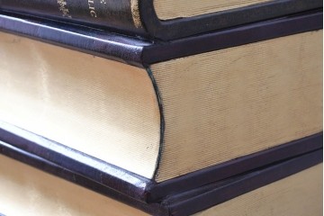 中古　美品　MAITLAND-SMITH(メートランドスミス)　洋書を積み重ねたような意匠が目を引くチェスト　定価約37万円　(R-084755)