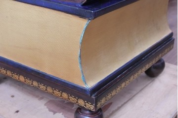 中古　美品　MAITLAND-SMITH(メートランドスミス)　洋書を積み重ねたような意匠が目を引くチェスト　定価約37万円　(R-084755)