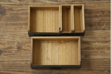 和製アンティーク　激レア　博物館クラス　極小サイズ　真鍮金具が目を惹く折り畳み式の小さな薬箪笥　(R-084761)