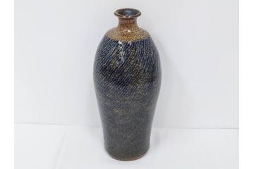 人間国宝　島岡達三　益子焼　高さ 約37cm　花瓶　重厚で美しい文様が魅力の塩釉象嵌縄文壷(壺、花入、花生、花器、裏印、共箱付)(R-084762)