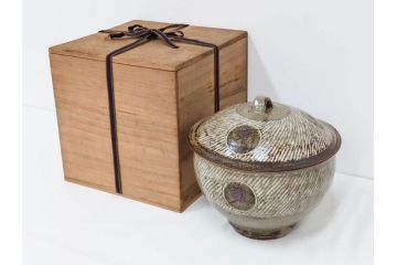 人間国宝　島岡達三　益子焼　地釉象嵌縄文　8寸　土の温かみを感じさせる風合いが魅力の蓋物(蓋付き器、香合、調味料入れ、菓子鉢、茶壷、共箱付、八寸)(R-084765)