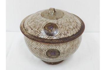 人間国宝　島岡達三　益子焼　地釉象嵌縄文　8寸　土の温かみを感じさせる風合いが魅力の蓋物(蓋付き器、香合、調味料入れ、菓子鉢、茶壷、共箱付、八寸)(R-084765)