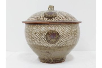 人間国宝　島岡達三　益子焼　地釉象嵌縄文　8寸　土の温かみを感じさせる風合いが魅力の蓋物(蓋付き器、香合、調味料入れ、菓子鉢、茶壷、共箱付、八寸)(R-084765)