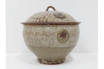 人間国宝　島岡達三　益子焼　地釉象嵌縄文　8寸　土の温かみを感じさせる風合いが魅力の蓋物(蓋付き器、香合、調味料入れ、菓子鉢、茶壷、共箱付、八寸)(R-084765)