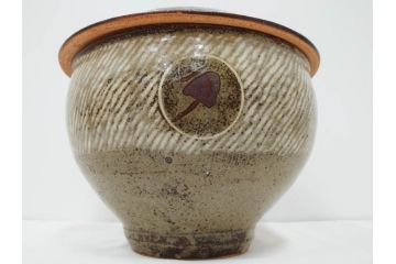 人間国宝　島岡達三　益子焼　地釉象嵌縄文　8寸　土の温かみを感じさせる風合いが魅力の蓋物(蓋付き器、香合、調味料入れ、菓子鉢、茶壷、共箱付、八寸)(R-084765)