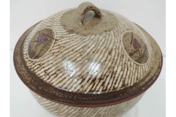 人間国宝　島岡達三　益子焼　地釉象嵌縄文　8寸　土の温かみを感じさせる風合いが魅力の蓋物(蓋付き器、香合、調味料入れ、菓子鉢、茶壷、共箱付、八寸)(R-084765)