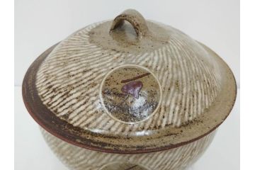 人間国宝　島岡達三　益子焼　地釉象嵌縄文　8寸　土の温かみを感じさせる風合いが魅力の蓋物(蓋付き器、香合、調味料入れ、菓子鉢、茶壷、共箱付、八寸)(R-084765)