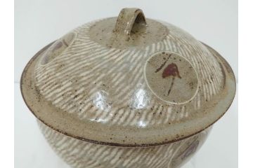 人間国宝　島岡達三　益子焼　地釉象嵌縄文　8寸　土の温かみを感じさせる風合いが魅力の蓋物(蓋付き器、香合、調味料入れ、菓子鉢、茶壷、共箱付、八寸)(R-084765)
