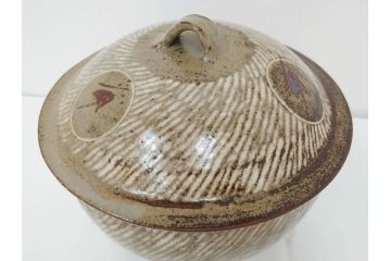 人間国宝　島岡達三　益子焼　地釉象嵌縄文　8寸　土の温かみを感じさせる風合いが魅力の蓋物(蓋付き器、香合、調味料入れ、菓子鉢、茶壷、共箱付、八寸)(R-084765)