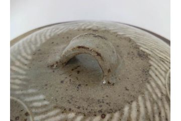 人間国宝　島岡達三　益子焼　地釉象嵌縄文　8寸　土の温かみを感じさせる風合いが魅力の蓋物(蓋付き器、香合、調味料入れ、菓子鉢、茶壷、共箱付、八寸)(R-084765)