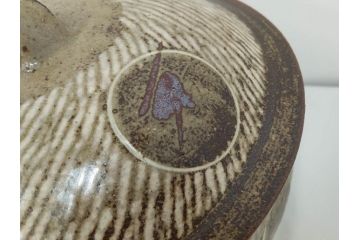人間国宝　島岡達三　益子焼　地釉象嵌縄文　8寸　土の温かみを感じさせる風合いが魅力の蓋物(蓋付き器、香合、調味料入れ、菓子鉢、茶壷、共箱付、八寸)(R-084765)