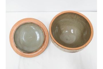 人間国宝　島岡達三　益子焼　地釉象嵌縄文　8寸　土の温かみを感じさせる風合いが魅力の蓋物(蓋付き器、香合、調味料入れ、菓子鉢、茶壷、共箱付、八寸)(R-084765)