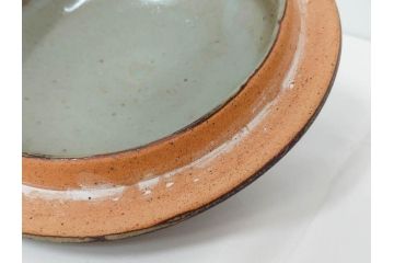 人間国宝　島岡達三　益子焼　地釉象嵌縄文　8寸　土の温かみを感じさせる風合いが魅力の蓋物(蓋付き器、香合、調味料入れ、菓子鉢、茶壷、共箱付、八寸)(R-084765)