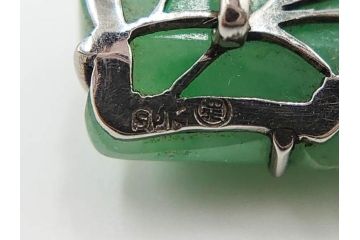 戦前　当時物　アンティーク　翡翠　兎　SPM刻印　柏　在銘　丁寧に彫刻された可愛らしい帯留(ヒスイ、うさぎ、ウサギ、着物道具、和装小物、アクセサリー)(R-084770)
