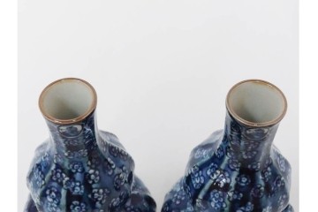 加藤利昌　京焼　青華小梅花鳥文　徳利一対　猪口5客　職人技が光る酒器揃　(R-084771)