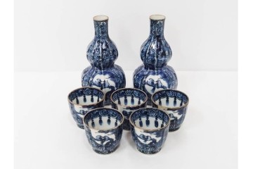 加藤利昌　京焼　青華小梅花鳥文　徳利一対　猪口5客　職人技が光る酒器揃　(R-084771)