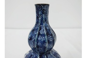 加藤利昌　京焼　青華小梅花鳥文　徳利一対　猪口5客　職人技が光る酒器揃　(R-084771)