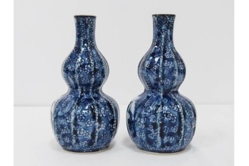 加藤利昌　京焼　青華小梅花鳥文　徳利一対　猪口5客　職人技が光る酒器揃　(R-084771)