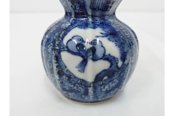 加藤利昌　京焼　青華小梅花鳥文　徳利一対　猪口5客　職人技が光る酒器揃　(R-084771)