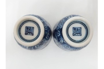 加藤利昌　京焼　青華小梅花鳥文　徳利一対　猪口5客　職人技が光る酒器揃　(R-084771)