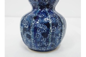 加藤利昌　京焼　青華小梅花鳥文　徳利一対　猪口5客　職人技が光る酒器揃　(R-084771)