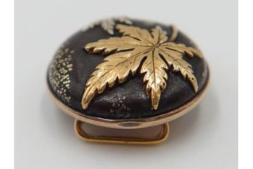 戦前　当時物　アンティーク　K18(18金)　金銀象嵌　紅葉　彫金　品のある佇まいの帯留(帯留め、着物道具、和装小物、アクセサリー)(R-084774)