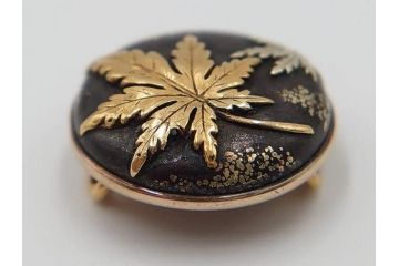戦前　当時物　アンティーク　K18(18金)　金銀象嵌　紅葉　彫金　品のある佇まいの帯留(帯留め、着物道具、和装小物、アクセサリー)(R-084774)