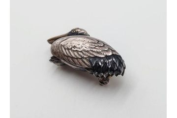 戦前　当時物　アンティーク　　彫金家 桂光春　鶴　繊細な彫刻が見事な帯留(つる、ツル、鳥、帯留め、ブローチ、着物道具、和装小物、アクセサリー)(R-084775)
