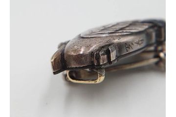 戦前　当時物　アンティーク　　彫金家 桂光春　鶴　繊細な彫刻が見事な帯留(つる、ツル、鳥、帯留め、ブローチ、着物道具、和装小物、アクセサリー)(R-084775)