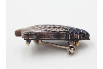 戦前　当時物　アンティーク　　彫金家 桂光春　鶴　繊細な彫刻が見事な帯留(つる、ツル、鳥、帯留め、ブローチ、着物道具、和装小物、アクセサリー)(R-084775)