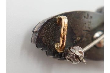戦前　当時物　アンティーク　　彫金家 桂光春　鶴　繊細な彫刻が見事な帯留(つる、ツル、鳥、帯留め、ブローチ、着物道具、和装小物、アクセサリー)(R-084775)